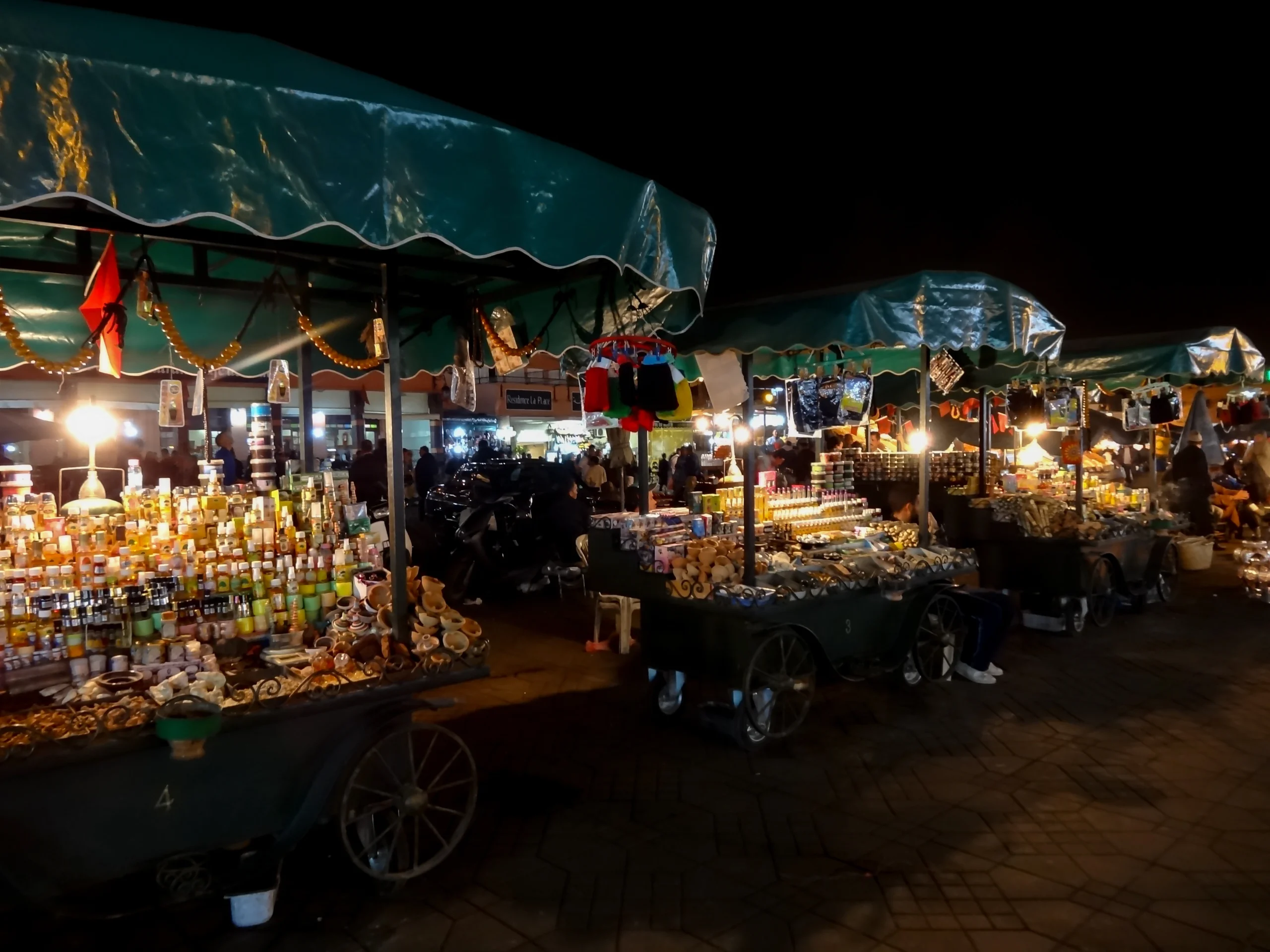 Vista nocturna del mercado de especias en Marrakech