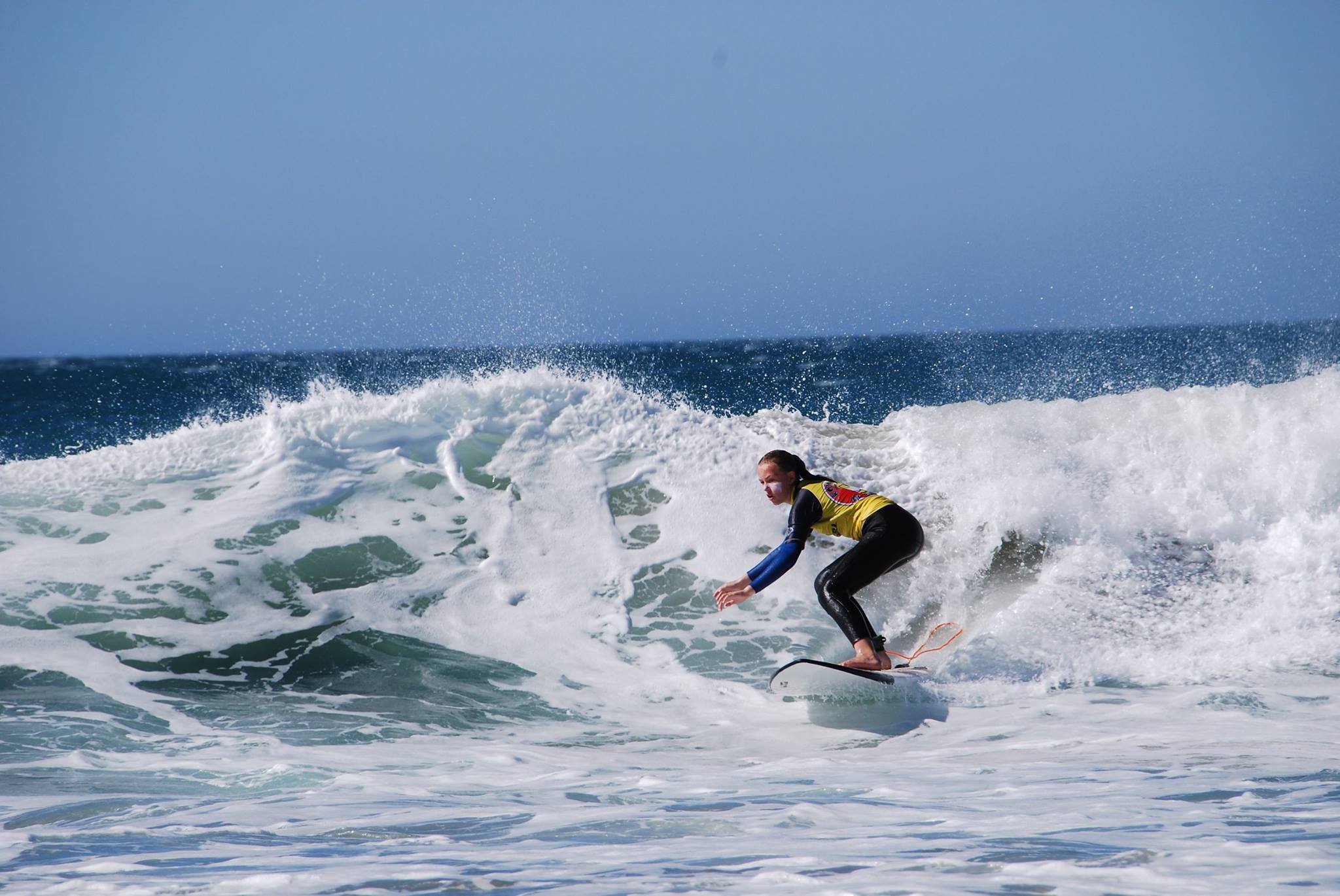 Niña cogiendo olas con la Escuela de Surf Kotadalu en Cádiz - Experiencias  Turismo: Actividades sólo para ti