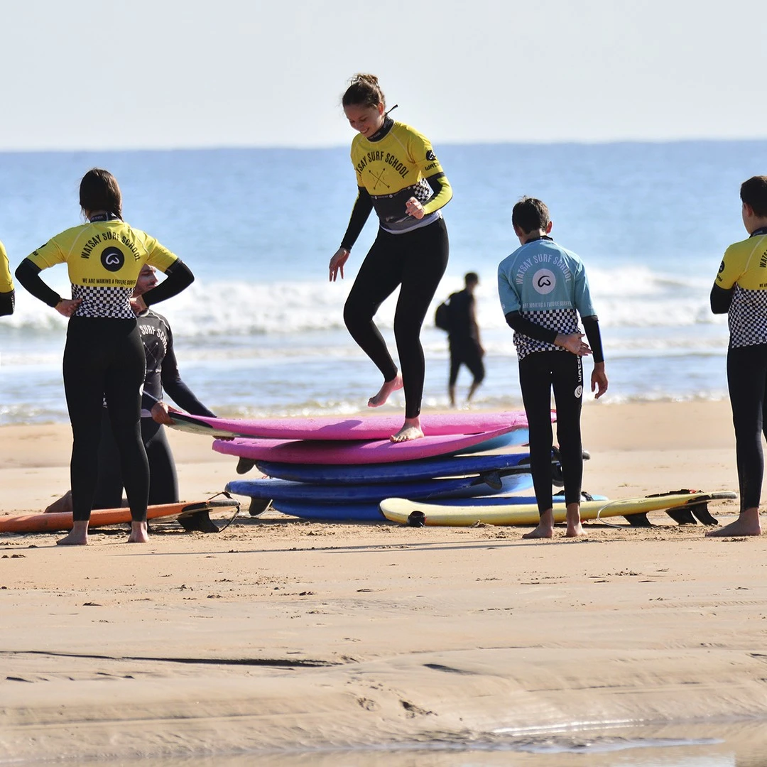 Alumnos divirtiéndose en campamento surf Santoña
