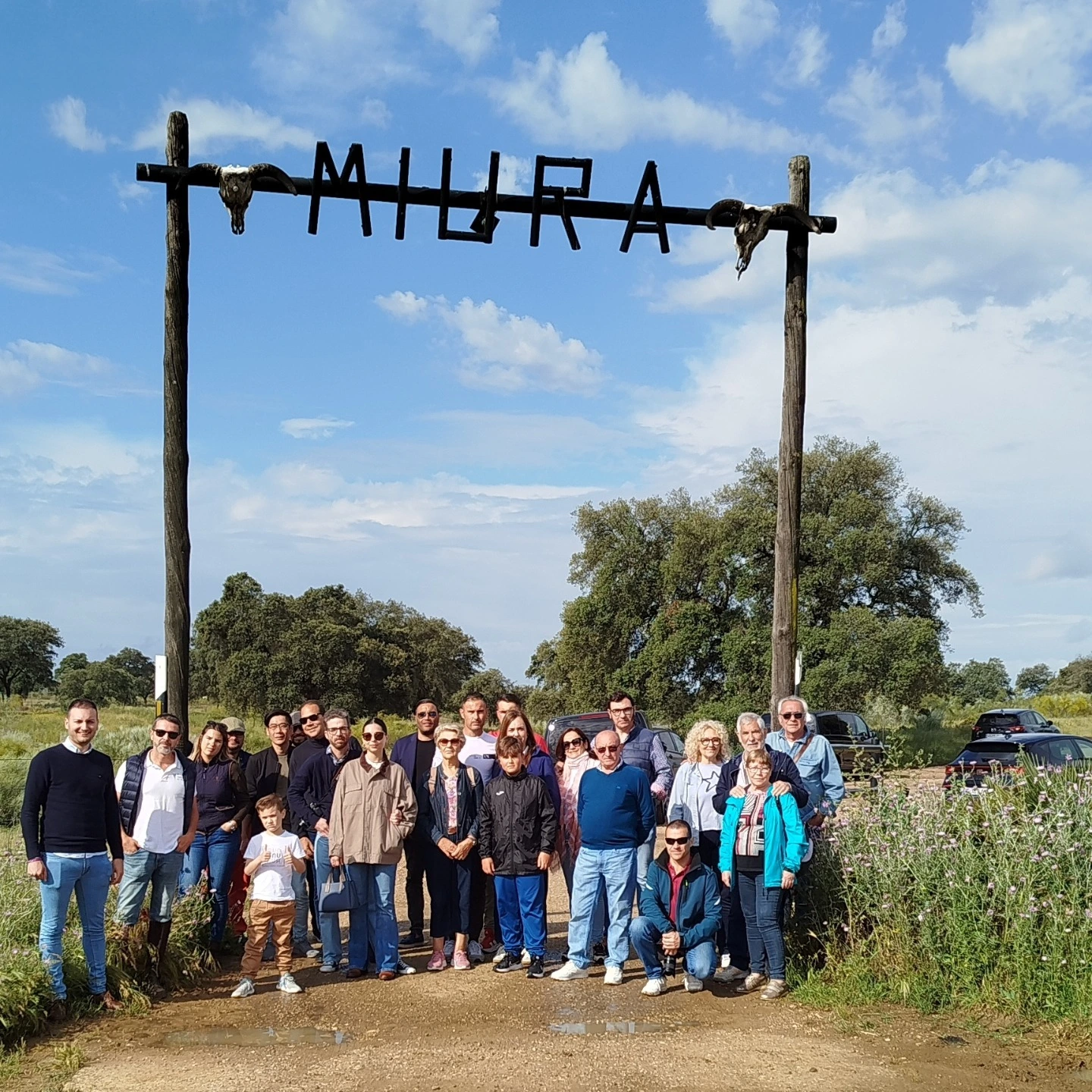 Visitantes a la ganadería Miura en Lora del Río en la provincia de Sevilla