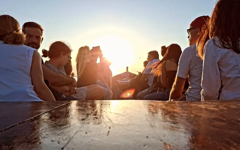 Grupo de turistas en paseo en barca por la albufera de Valencia