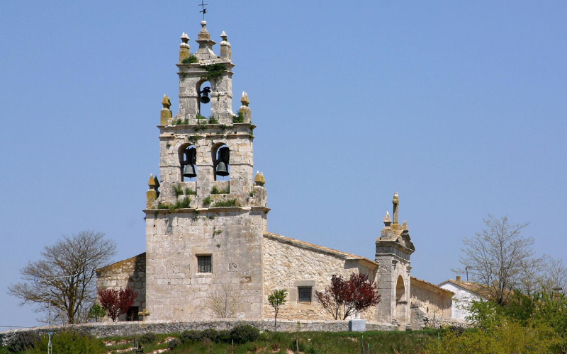 Vista de la torre de la iglesia en Quintanamanvirgo en Burgos