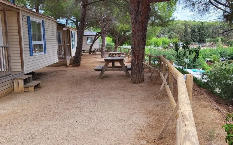 Mesas del camping Carlitos en Arenys de Mar