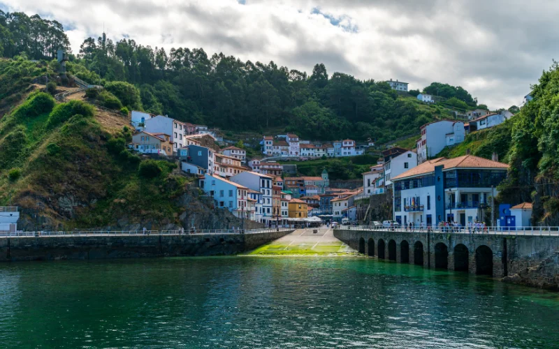 Viviendas de Lastres cerca del mar
