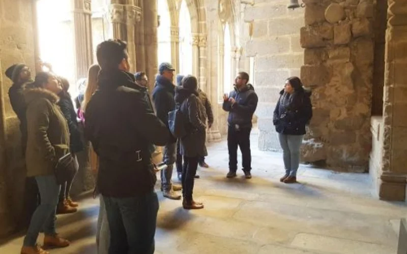 Turistas con monitores de Guiarte Plasencia en la visita guiada a Plasencia