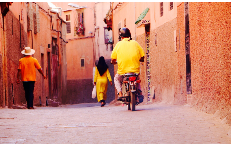 Vista de una calle en Marrakech con un motorista
