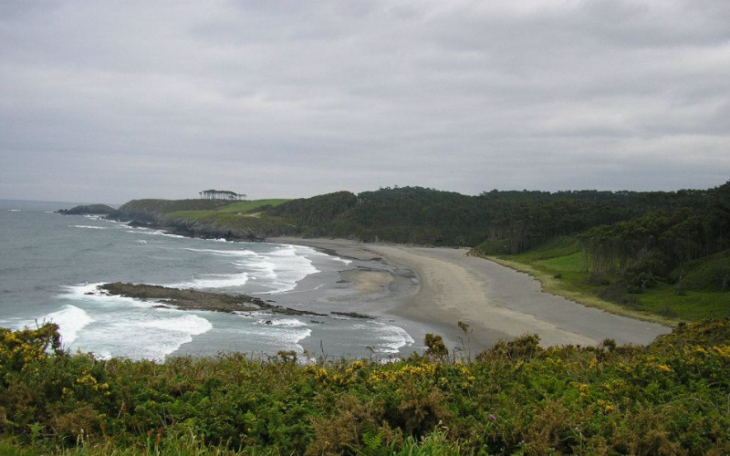 Vista de los acantilados de la playa de Frexulfe en Navia