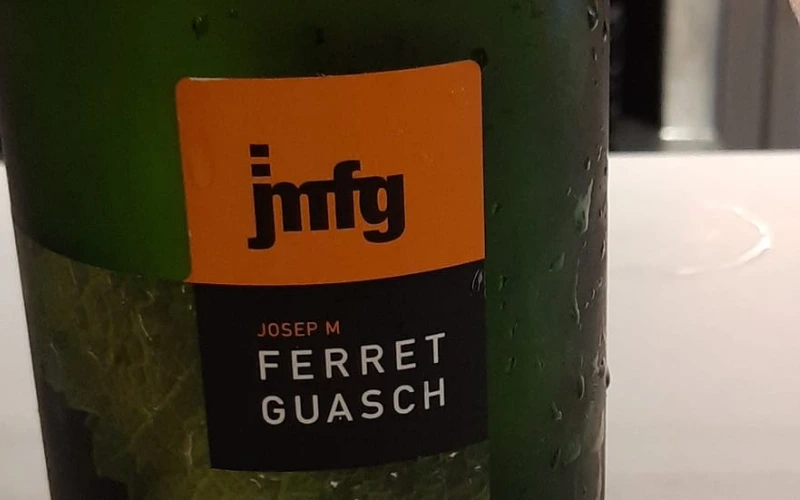 Botella de Brut Nature de Ferret Guasch en el Penedés