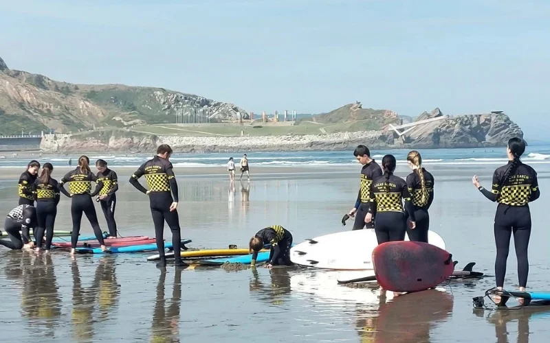 Grupo de alumnos de surf en la Playa de Salinas