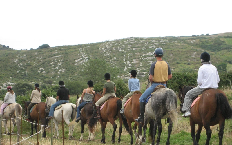 Alumnos en la clase de equitación en San Vicente de la Barquera