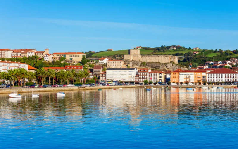 Imagen diurna de San Vicente de la Barquera