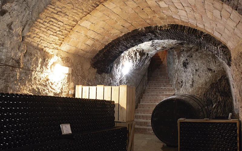 Interior bodega subterránea bodegas Muela s