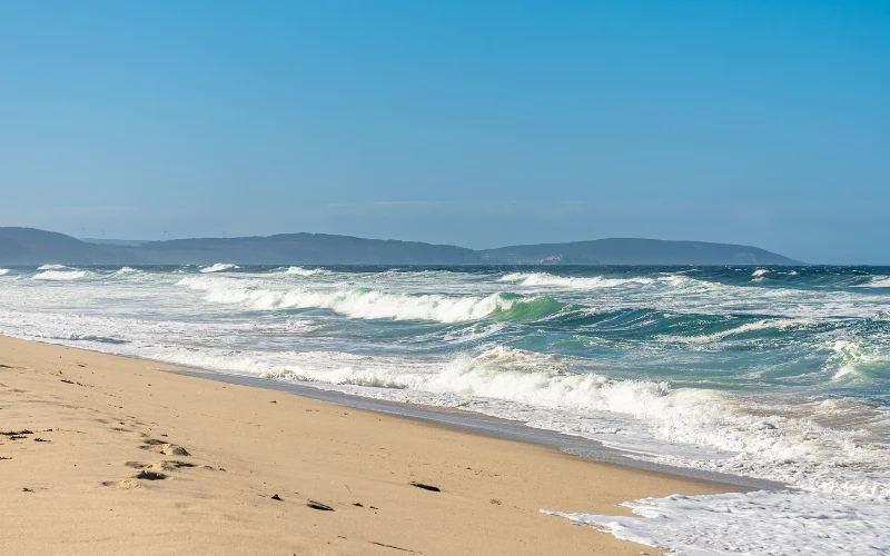 Bonitas olas en la playa de Razo en A Coruña