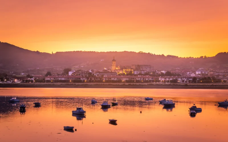 Vista de los barcos en Hondarribia