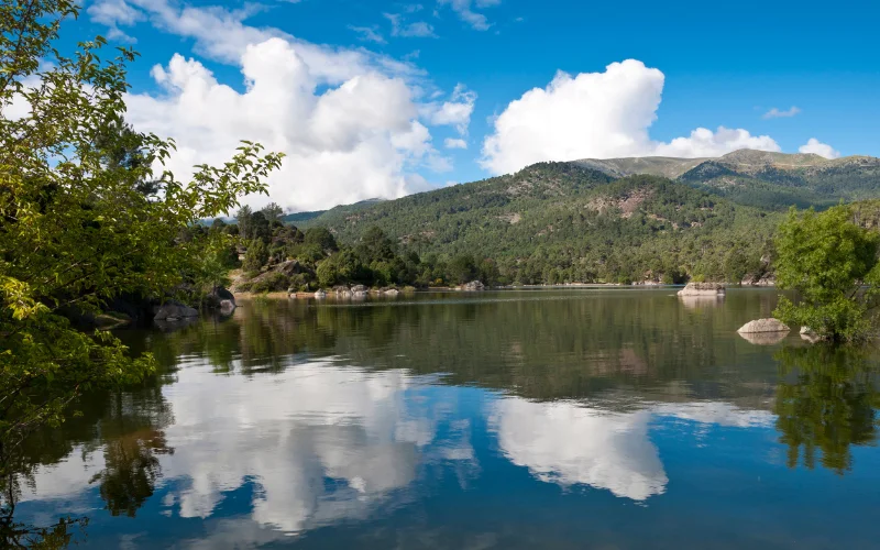 Islas privadas en embalse en España