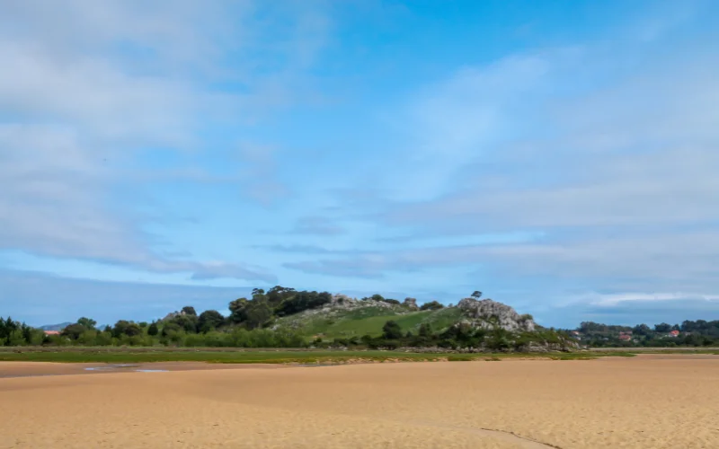 Imagen diurna de la playa en Islares