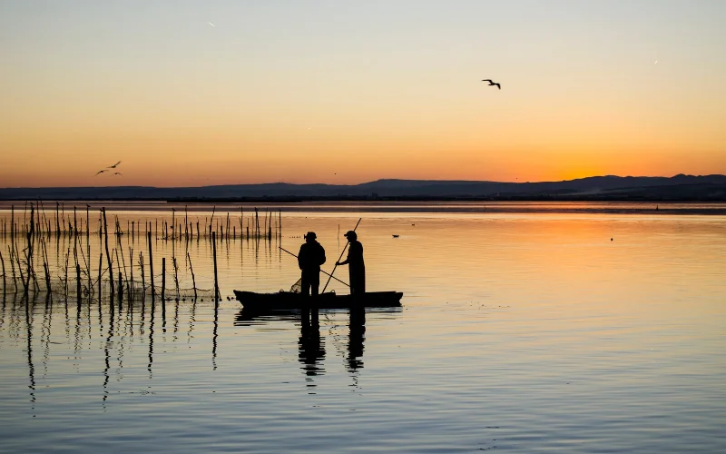 Barquitas en la Albufera de Valencia al atardecer