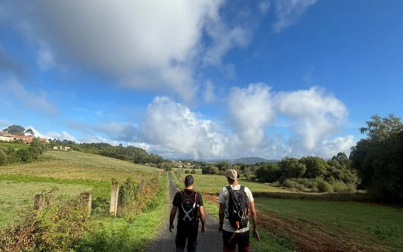 Caminante en el camino desde Chantada a Santiago de Compostela