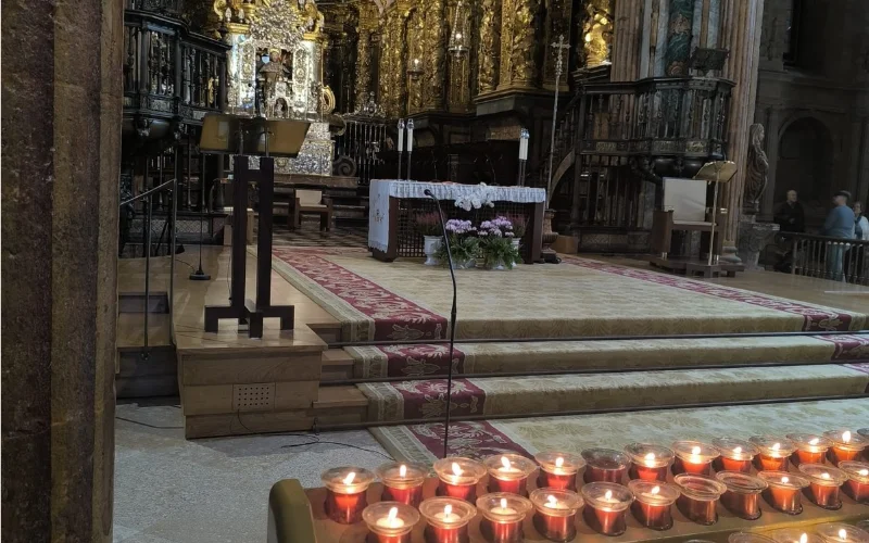 Coqueta iglesia en la ruta de Chantada a Santiago de Compostela en el camino de invierno