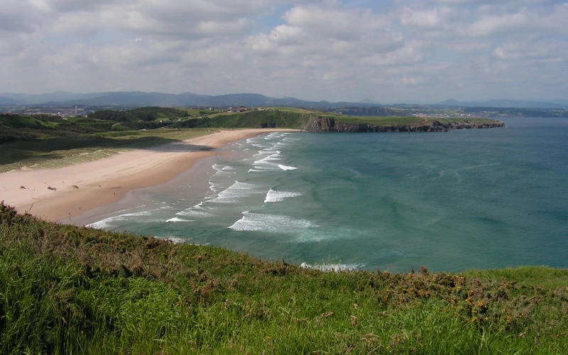 Vista lejana de la playa de Xagó en Luanco