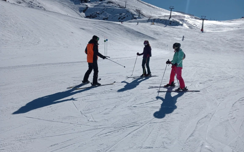 Granada aventura impartiendo clases de esaquí a niños en Sierra Nevada
