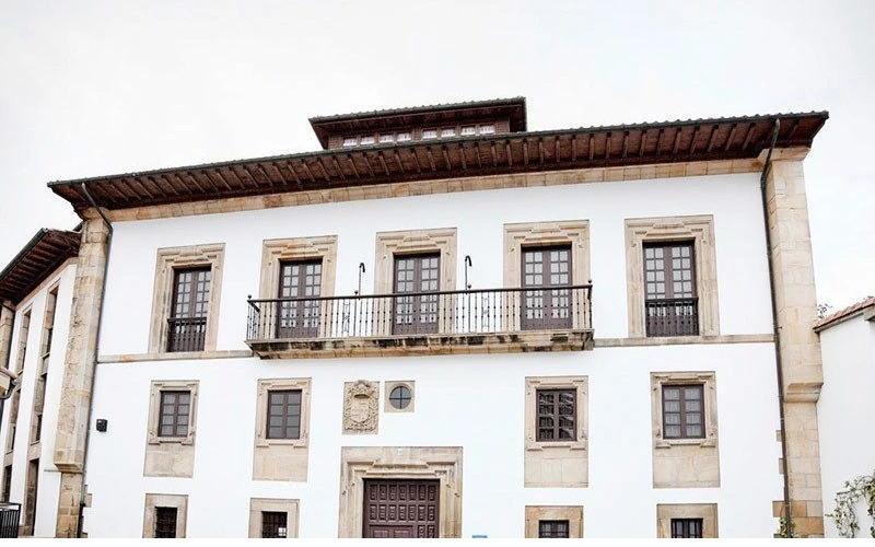 Balcón del Palacio de Vallados en Lastres