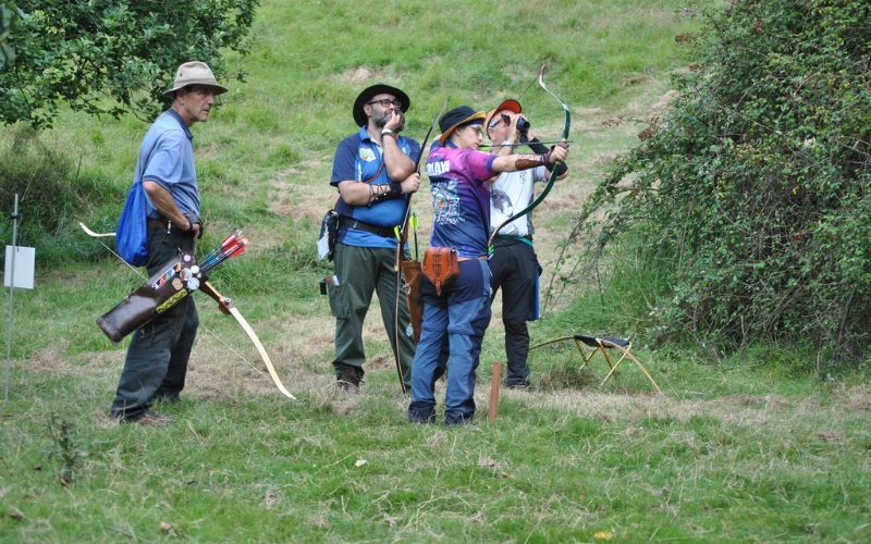 Grupo de tiradores lanzando con Tiro con Arco en Asturias
