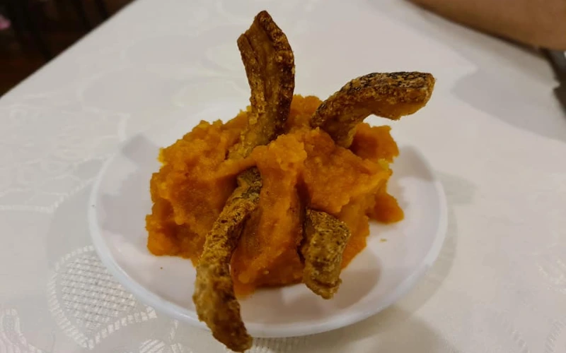 Patatas revolconas en las jornadas gastronómicas de Navaluenga 2025