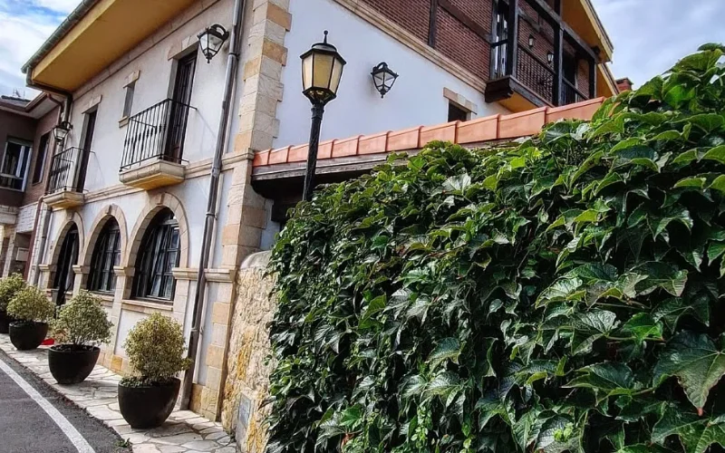 Fachada de Posada Marina en Suance