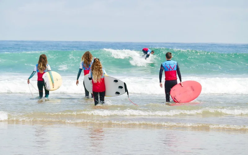Playa de Berria alumnos curso surf camp Santoña
