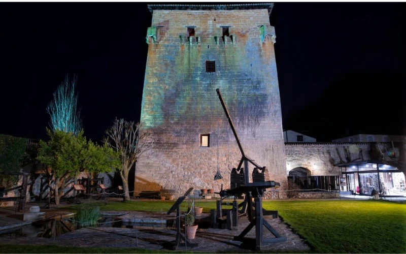 Vista nocturna del Torreón de Fernán González