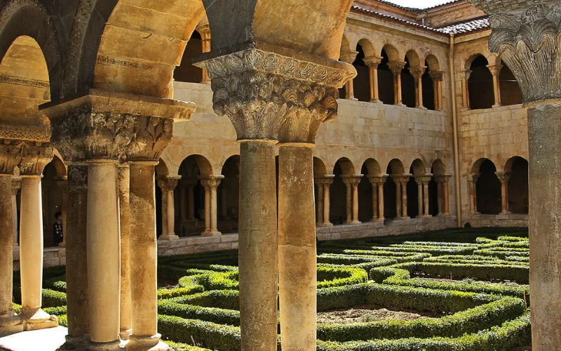 Detalle del interior del Monasterio de Silos en Burgos