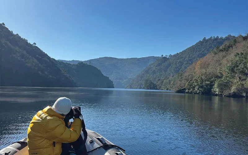 Visitante en el paseo fluvial por el Miño