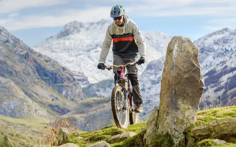 Ciclista en un sendero del centro btt los valles on bik