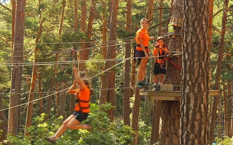 Chicos en cuerdas en Parque Aventuras en Soria