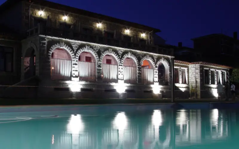 Vista nocturna de la Posada Real en Burgohondo