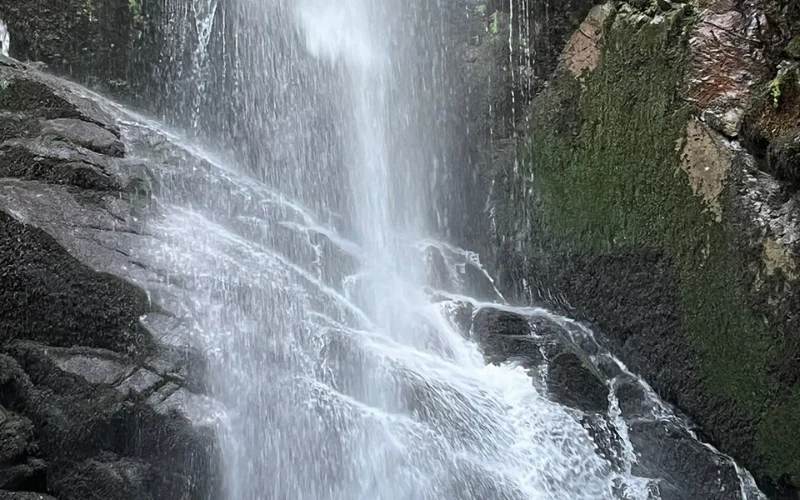 Cascada en el paseo en barco por la Ribeira Sacra
