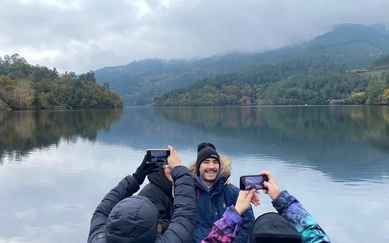 Grupo de amigos en el paseo fluvial por el Miño