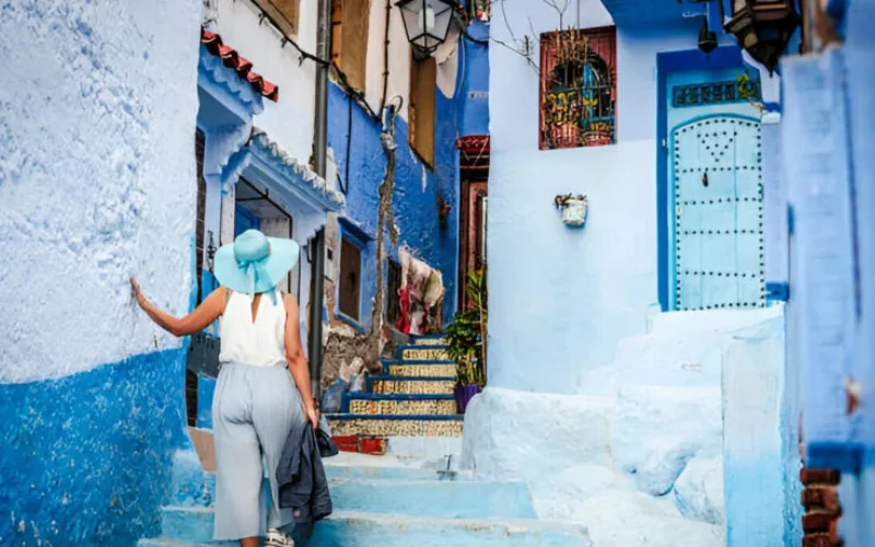 Turista en las calles de Chefchaouen en Marruecos