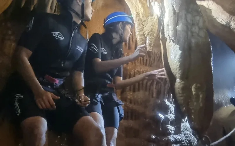 turista de espeleología en Marbella
