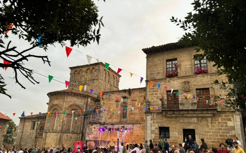 Grupos de turistas en las Fiestas de Santa Juliana en Santillana del Mar