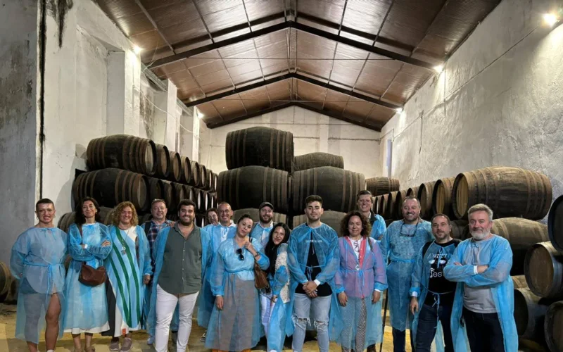Grupo de turistas en bodegas Los Patios en Cabra