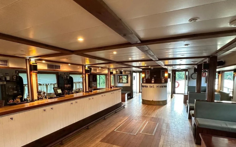 Interior del barco de la ruta en barco por el Pisuerga