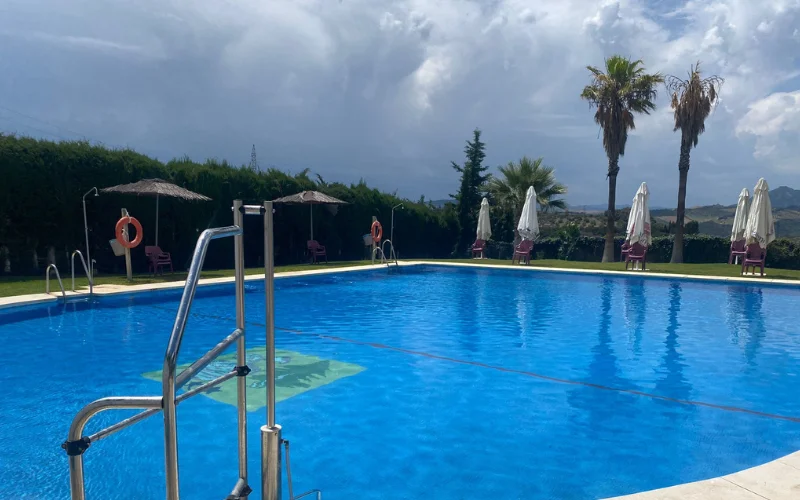 Piscina del hotel meson Fuente del Pino en Olvera