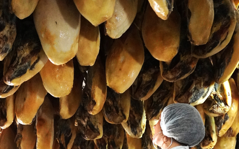 Jamones de secadero en Corteconcepción en la provincia de Huelva