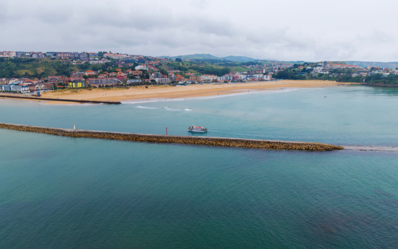 Vista desde lo alto a la playa de la Concha En Suances