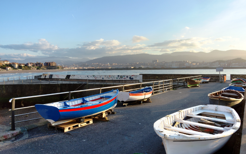 Barcas en pueblo de Euskadi