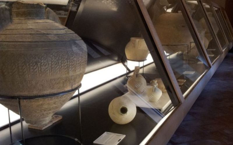 Exposición en una sala del Palacio de la Algaba en Sevilla