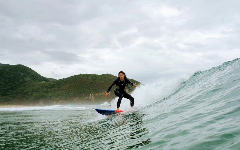 Alumna del campamento de invierno de surf en Santoña