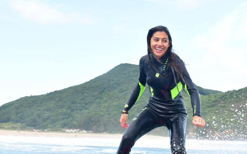 Chica en el campamento de invierno de surf en Santoña